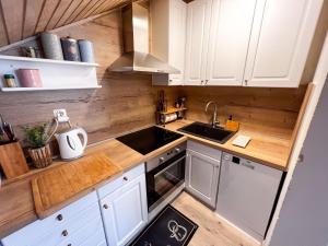 Kuchyňa alebo kuchynka v ubytovaní Apartment Cesare 3