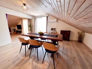 Televízia a/alebo spoločenská miestnosť v ubytovaní Apartment Cesare 3