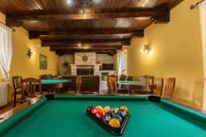 a pool table in a living room with a bill at Agriresort Tenuta Macchiacupa in Ariano Irpino