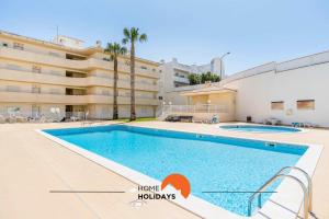 uma piscina em frente a um edifício em #055 Residencial in Newtown with pool em Albufeira