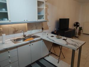 Kuchyň nebo kuchyňský kout v ubytování Η Ελπίδα και η Γιάννα ξεκίνησαν ένα χώρο cute