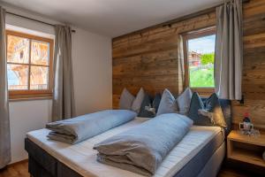 - une chambre avec un lit doté d'oreillers bleus dans l'établissement Rodererhof, à Laion