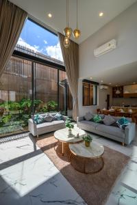 - un salon avec un canapé et une table dans l'établissement Poolvilla Near Nimmanheim - KING BED 3BR, à Chiang Mai
