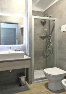y baño con aseo, lavabo y ducha. en Hotel Residenza Alighieri, en Bardolino