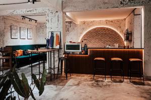 een bar in een kamer met een bakstenen muur bij The Meeting Place in Ho Chi Minh-stad