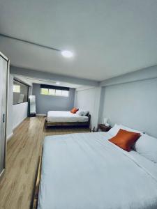 1 dormitorio con 2 camas y ventana en The Meeting Place, en Ho Chi Minh