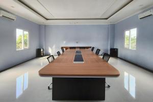 una grande sala conferenze con un lungo tavolo e sedie di Urbanview Hotel Mutiara Persada Syariah Majalengka by RedDoorz 