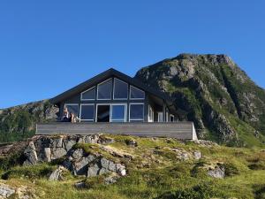 a house perched on top of a mountain at Lofoten Links Lodges in Gimsøy