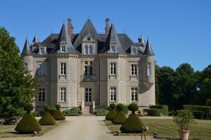 Vallon-sur-Gée的住宿－Château de la Grange Moreau，一座古城堡,前面有树木