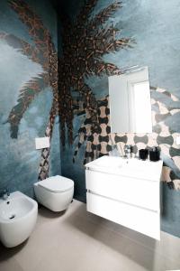 een badkamer met een wastafel en een toilet bij Bed & Breakfast A Mare in Fano