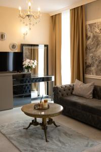 sala de estar con sofá y mesa de centro en All Elevens 11 Apartments en Bitola