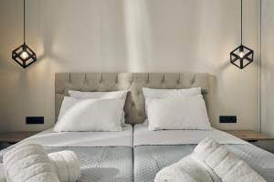 Cama ou camas em um quarto em Mouzaki's Stone Villas