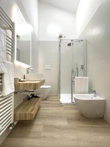 a bathroom with two sinks and a tub and a shower at Appartamenti Alighieri in Bardolino