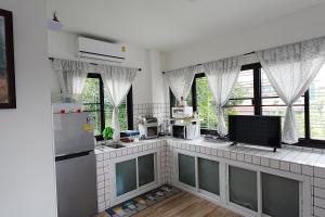 Kuchyň nebo kuchyňský kout v ubytování Khod’s House