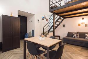 - un salon avec une table et des chaises en bois dans l'établissement Madaleni Home Plebiscito, à Naples