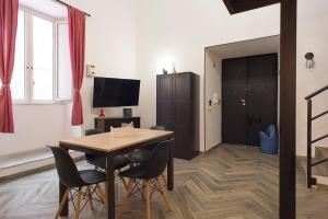 - une salle à manger avec une table et des chaises en bois dans l'établissement Madaleni Home Plebiscito, à Naples