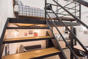 - une chambre avec 2 lits superposés et une échelle dans l'établissement Madaleni Home Plebiscito, à Naples