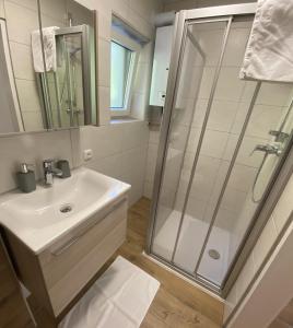 een badkamer met een wastafel en een douche bij Almhaus Vorleithen in Spital am Pyhrn