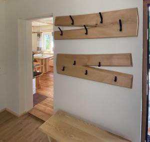 Almhaus Vorleithen في شبيتال أم بيرن: غرفة مع رفوف خشبية على الحائط