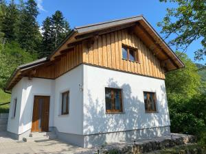 Almhaus Vorleithen في شبيتال أم بيرن: بيت أبيض صغير بسقف خشبي