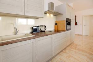 Kuchyň nebo kuchyňský kout v ubytování Modern 2-Bed Apt, Late check in available