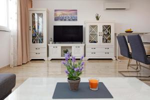 TV a/nebo společenská místnost v ubytování Modern 2-Bed Apt, Late check in available