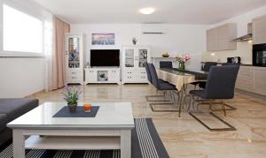 Kuchyň nebo kuchyňský kout v ubytování Modern 2-Bed Apt, Late check in available
