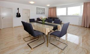 Posezení v ubytování Modern 2-Bed Apt, Late check in available