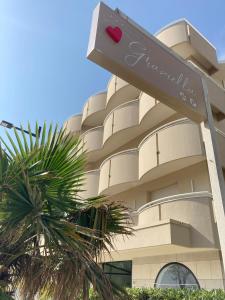 un cartello hotel di fronte a un edificio di Hotel Graziella a Rimini