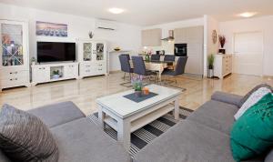 TV a/nebo společenská místnost v ubytování Modern 2-Bed Apt, Late check in available