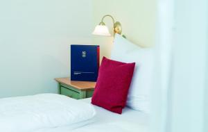 Postel nebo postele na pokoji v ubytování Hotel am Schloss