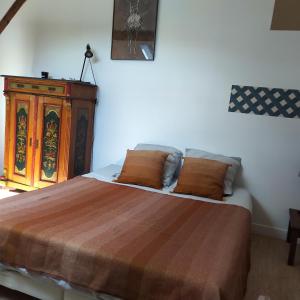 a bedroom with a bed and a wooden cabinet at Espace Beléverte Bussière 2 Albizia appartement meublé de 2 chambres in Oullins +20 photos