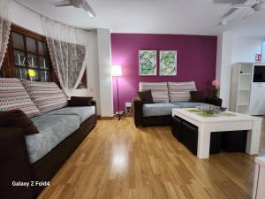 - un salon avec un canapé et une table dans l'établissement VILLA ARTEP Lujoso apartamento con piscina comunitaria, à Carthagène