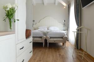 Postel nebo postele na pokoji v ubytování Hôtel Eze Hermitage entre Nice et Monaco