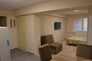 TV a/nebo společenská místnost v ubytování Garden apartmani
