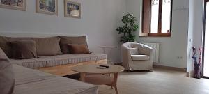un soggiorno con divano, tavolo e sedia di CasaBala - Near the beach and Barcelona center a Badalona