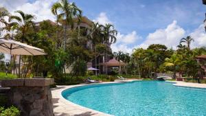 uma piscina em frente a um resort em The Empire Brunei em Bandar Seri Begawan