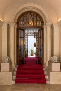 une entrée à un hôtel avec un tapis rouge dans l'établissement Nolinski Venezia - Evok Collection, à Venise