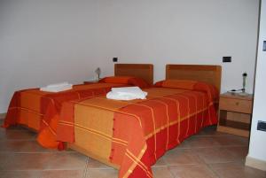 two beds sitting next to each other in a room at Agriturismo Sant'Anna in Pomarance
