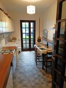 uma cozinha com uma mesa e uma sala de jantar em Casa sul Lago di Lugano - Besano / Porto Ceresio em Besano