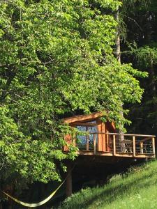 a tree house in the middle of a forest at la Cabane dans les Arbres in Saint-Jean-d'Aulps