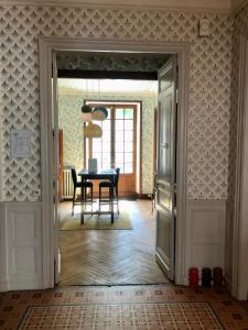 einen Flur mit einem Tisch und einem Esszimmer in der Unterkunft La Grande Maison Mazamet in Mazamet