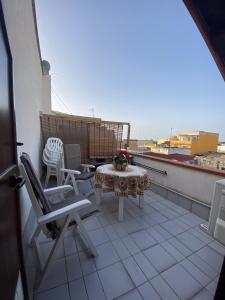 d'une terrasse avec une table et des chaises sur un balcon. dans l'établissement SinyHouse, à Terrasini