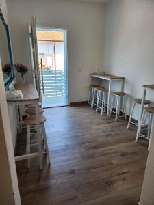 Zimmer mit Stühlen, einem Tisch und einer Tür in der Unterkunft B&B Nonna Maria in Porto Garibaldi