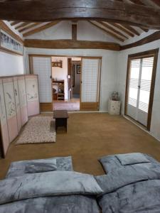 ein Schlafzimmer mit einem großen Bett in einem Zimmer in der Unterkunft Yasun Gallery in Gyeongju