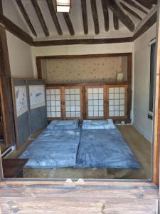 um quarto com uma cama grande num quarto em Yasun Gallery em Gyeongju