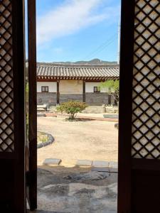 - une vue sur un bâtiment depuis une porte ouverte dans l'établissement Yasun Gallery, à Gyeongju