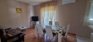 Televízia a/alebo spoločenská miestnosť v ubytovaní Apartman Anka