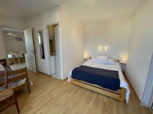 - une chambre avec un lit et deux lumières sur le mur dans l'établissement Appartement Saint-Hilaire-de-Riez, 2 pièces, 5 personnes - FR-1-224C-685, à Saint-Hilaire-de-Riez