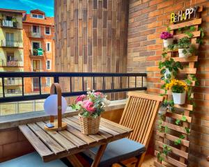 een klein balkon met een houten tafel en 2 stoelen bij River Deluxe con Garaje gratis in Bilbao
